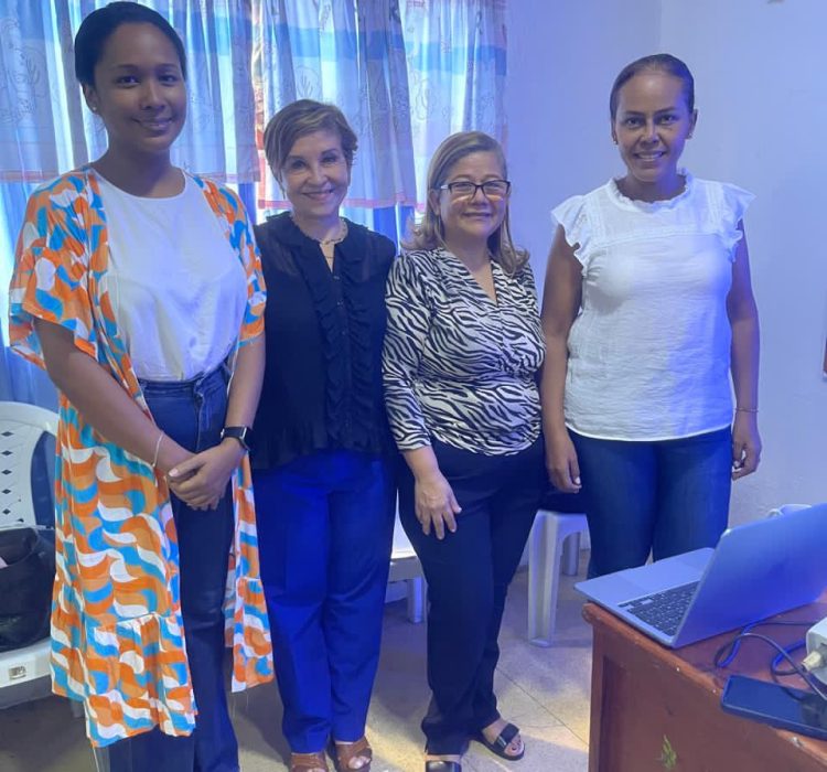 Rectora y Coordinadoras de la Institución Educativa Fuente de Valores de Cartagena, con la Directora General de CENPPED
