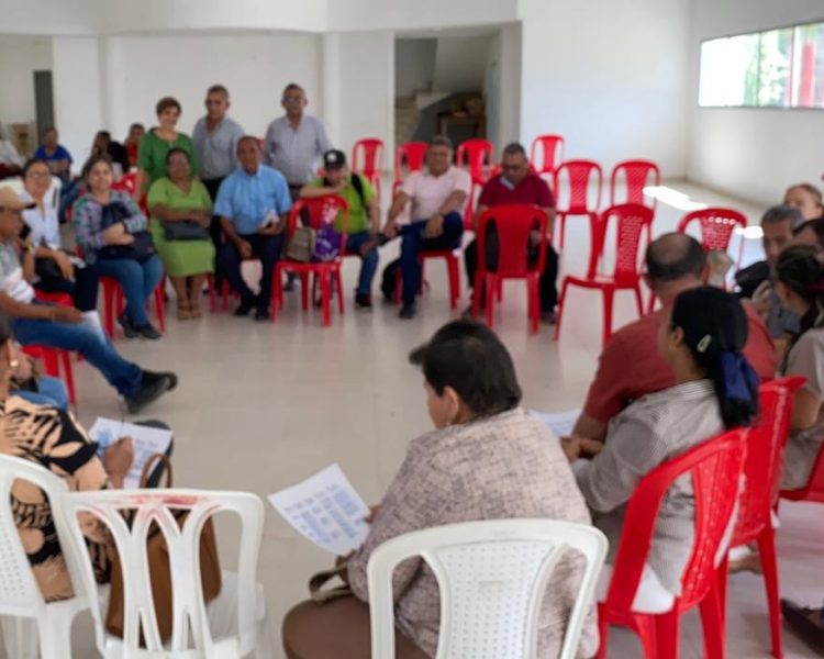 Docentes y Directivos de la Institución Educativa Millán Vargas, de Sampués, Sucre,
en actividad de Formación Pedagógica, ofrecida por la Directora General de
CENPPED, Marlen Montes Castro, como apoyo a la Semana Institucional. Junio 19
de 2025.