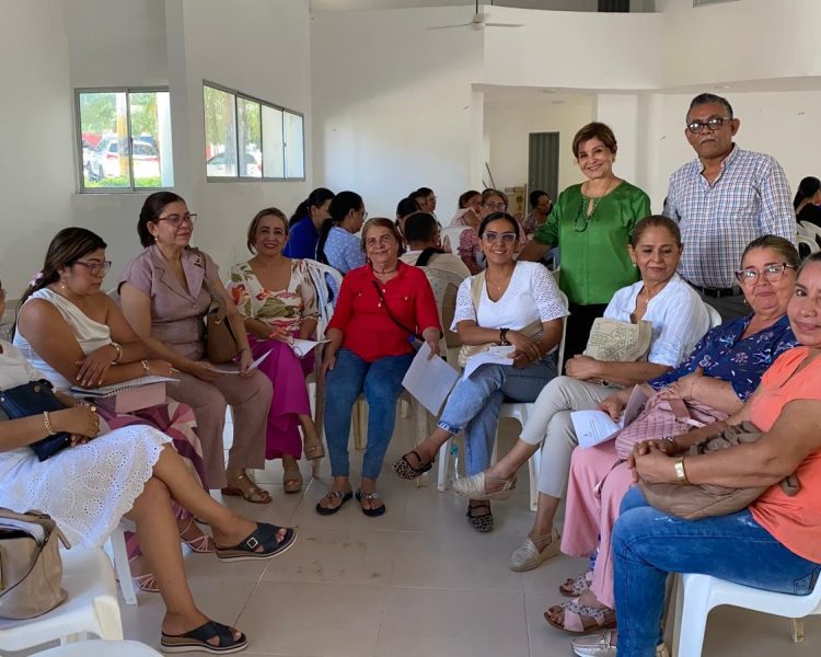 Docentes y Directivos de la Institución Educativa Millán Vargas, de Sampués, Sucre,
en actividad de Formación Pedagógica, ofrecida por la Directora General de
CENPPED, Marlen Montes Castro, como apoyo a la Semana Institucional. Junio 19
de 2025.