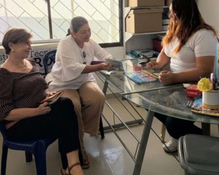 Visita a la Coordinadora del Instituto Técnico Carl Ros, de Arjona, de la Directora
General de CENPPED, Marlen Montes Castro, en compañía de Claudia Madariaga,
miembro de CIMAS (Alianza), para presentar proyectos y propuestas. 19 de
Noviembre de 2025.