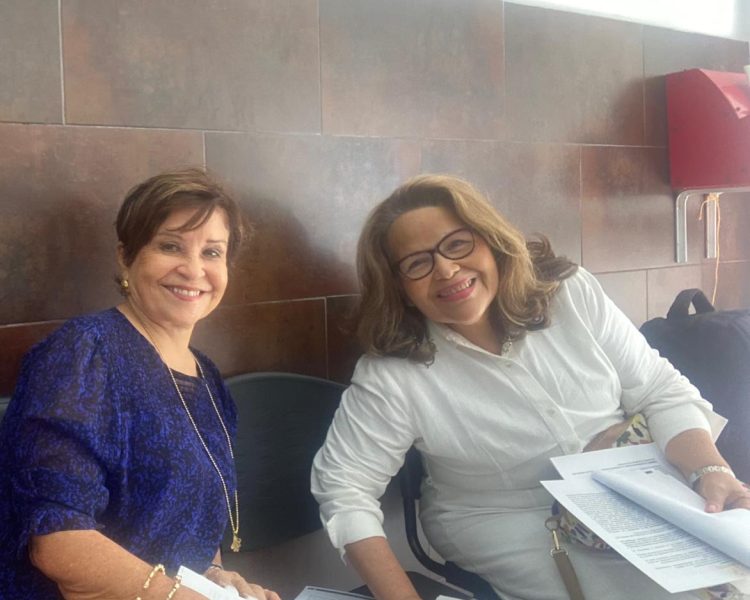 Festejando el resultado positivo del Registro de CENPPED, en Cámara de
Comercio de Cartagena. Marlen Montes Castro, subdirectora de CENPPED y la
Abogada Lisset Rubio Gonzales. Febrero 28 de 2024.