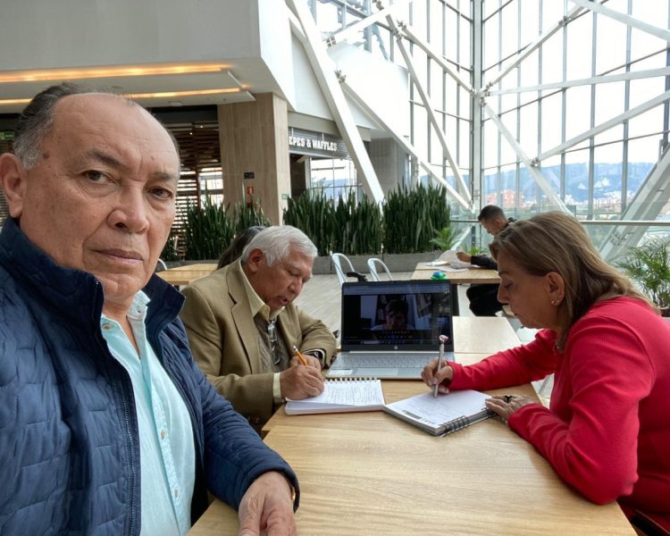 Encuentro del Director General, Luzardo Peñate Montes, el Director Financiero
Roberto Suarez Cárcamo y la Directora de Investigación e IdiomasMaría Elena Rivas
Arenas, en Bogotá, para organizar actividades a desarrollar desde CENPPED.
Septiembre 27 de 2024.